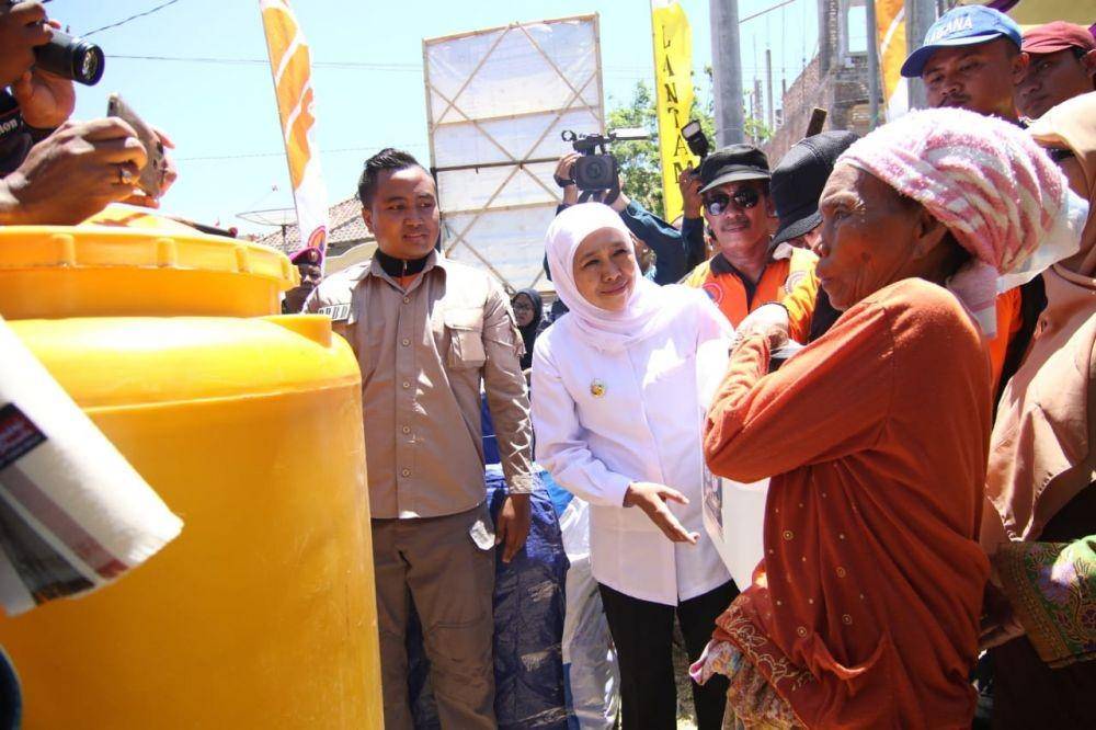 Gubernur Jatim, Khofifah Indar Parawansa (tengah), saat memberikan bantuan air bersih di Pulau Sapudi, Kabupaten Sumenep, Madura, Selasa (5/11). Sumber foto: Dok. Humas Pemprov Jatim
