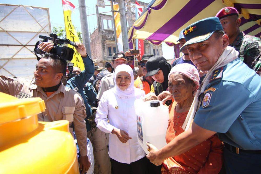 Gubernur Jatim, Khofifah Indar Parawansa (tengah), saat memberikan bantuan air bersih di Pulau Sapudi, Kabupaten Sumenep, Madura, Selasa (5/11). Dok. Humas Pemprov Jatim
