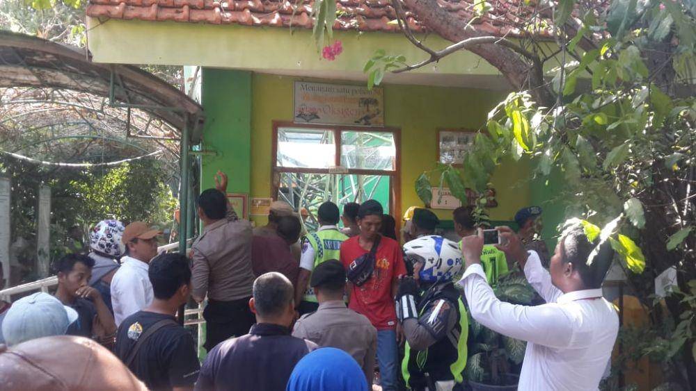 Sejumlah polisi tampak memantau SDN Gentong, Pasuruan yang ambruk. Dok. BPBD Jatim
