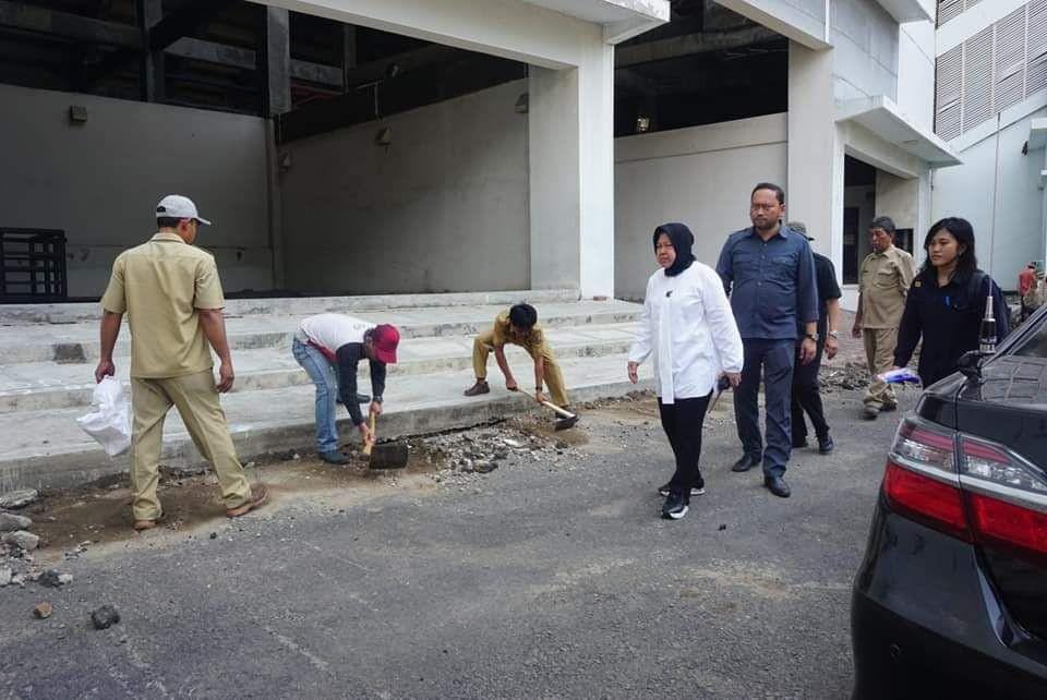 Wali Kota Surabaya, Tri Rismaharini sidak ke Stadion GBT, Selasa (5/11). Dokumentasi Humas Pemkot Surabaya.