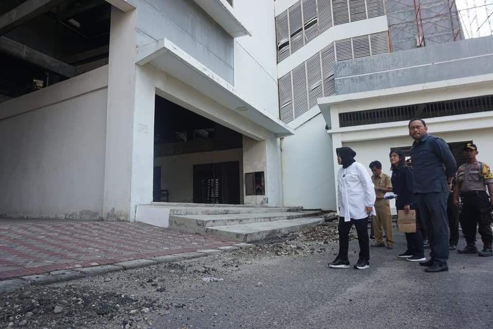 Wali Kota Surabaya, Tri Rismaharini sidak ke Stadion GBT, Selasa (5/11). Dokumentasi Humas Pemkot Surabaya.