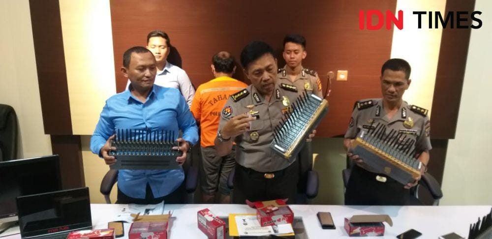 Polda Kaltim memperlihatkan modem pool yang digunakan FE untuk meregistrasi kartu SIM secara ilegal. IDN Times/Surya Aditya