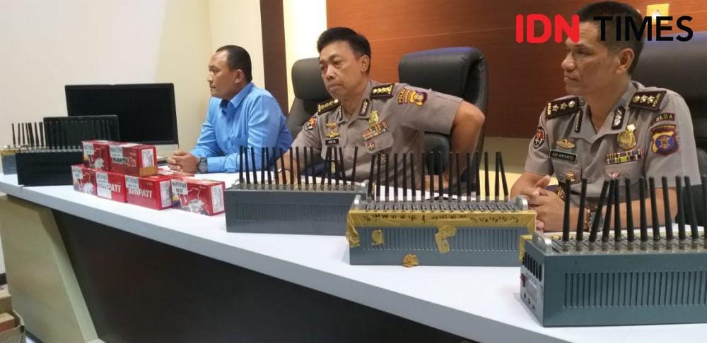 Beberapa alat bukti yang digunakan FE untuk meregistrasi kartu SIM secara ilegal. IDN Times/Surya Aditya