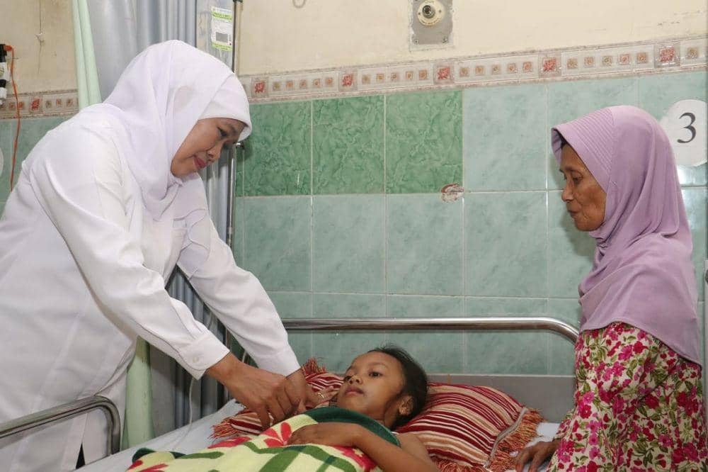 Gubernur Jatim, Khofifah Indar Parawansa jenguk korban SDN Gentong 1 Pasuruan yang ambruk, Selasa (5/11). Dok. Humas Pemprov Jatim.