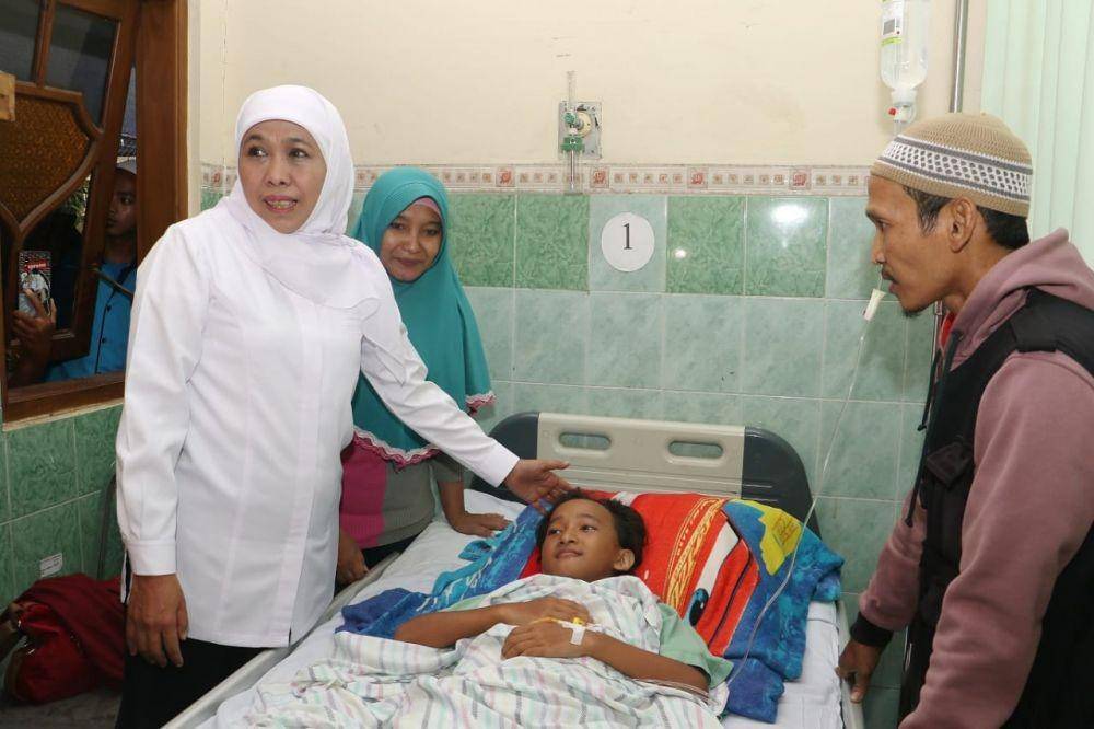 Gubernur Jatim, Khofifah Indar Parawansa jenguk korban SDN Gentong 1 Pasuruan yang ambruk, Selasa (5/11). Dok. Humas Pemprov Jatim.