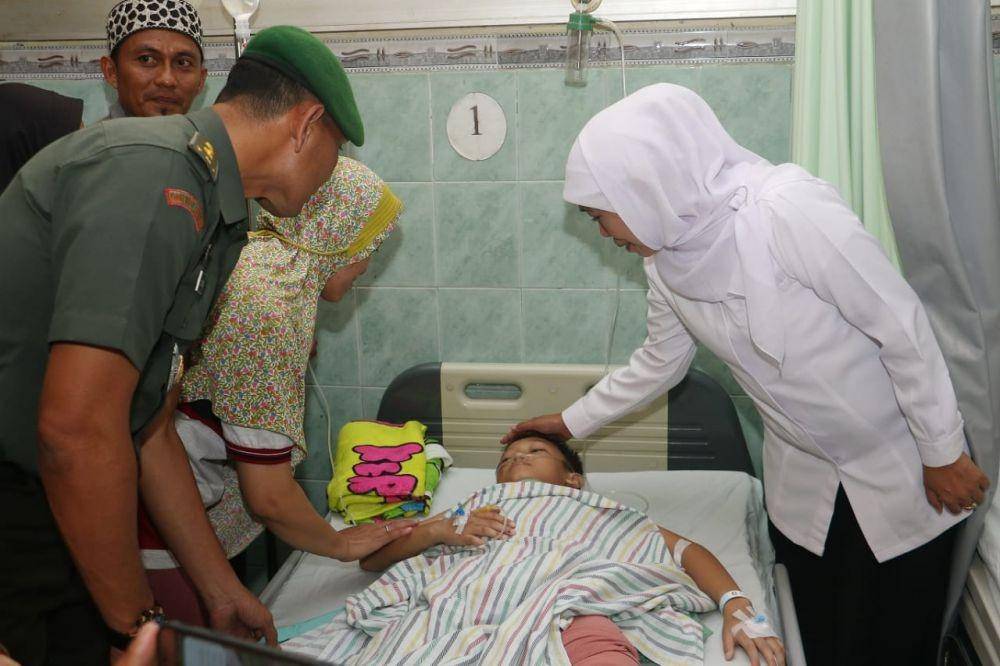 Gubernur Jatim, Khofifah Indar Parawansa korban luka akibat SDN Gentong 1 Pasuruan ambruk, Sevina Arsy (19), Selasa (5/11). Dok.Humas Pemprov