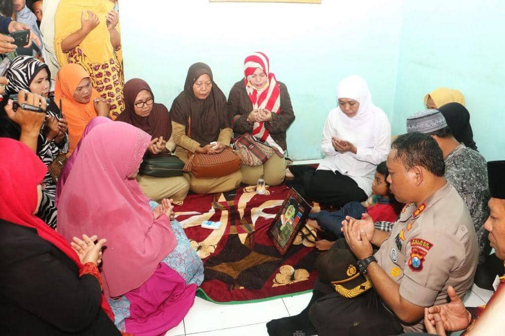 Gubernur Jatim, Khofifah Indar Parawansa takziah ke rumah korban meninggal akibat SDN Gentong 1 Pasuruan ambruk, Sevina Arsy (19), Selasa (5/11). Dok.Humas Pemprov