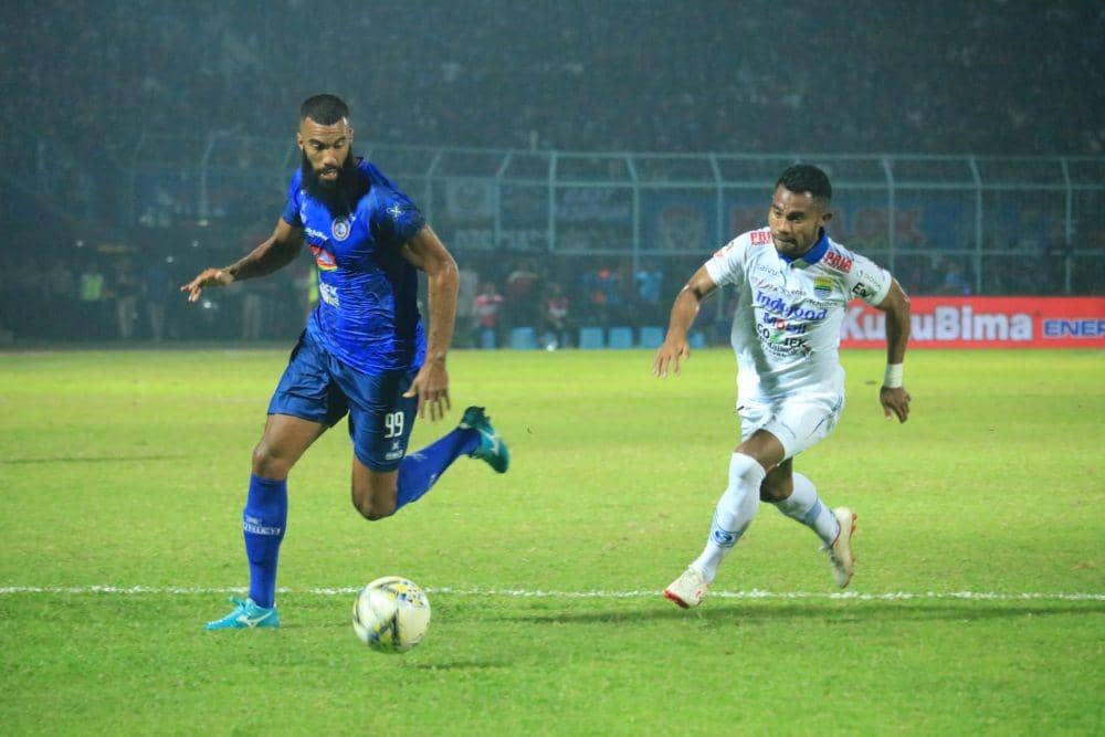 Laga Arema FC kontra Persib Bandung digelar malam hari di Stadion Kanjuruhan beberapa waktu lalu. IDN Times/ Alfi Ramadana