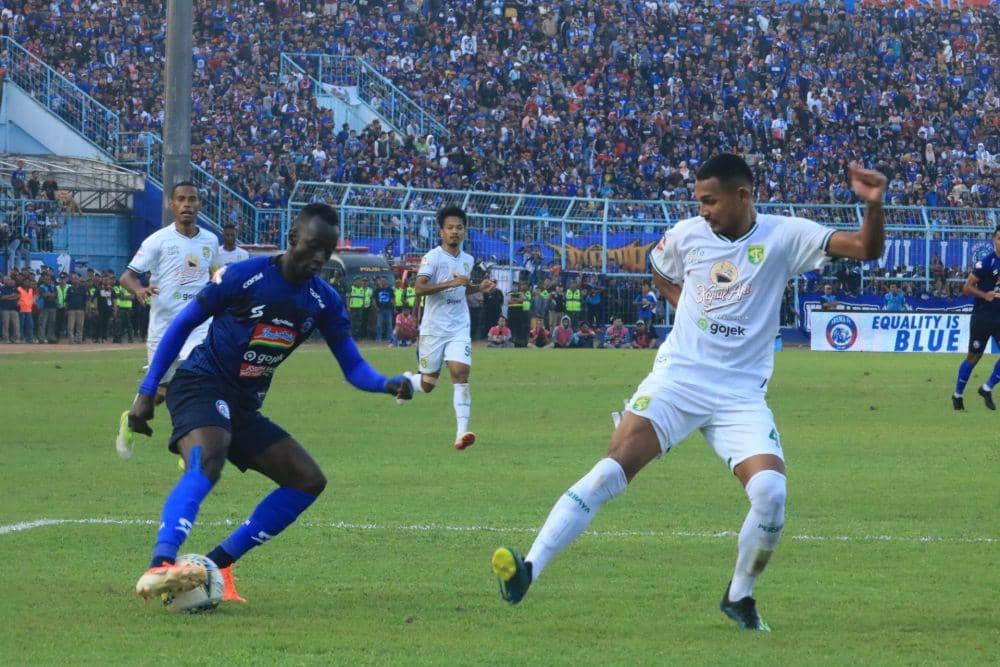 Pertandingan antara Arema FC menjamu Persebaya Surabaya di Kanjuruhan beberapa waktu lalu digelar sore hari karena alasan keamanan. IDN Times/ Alfi Ramadana