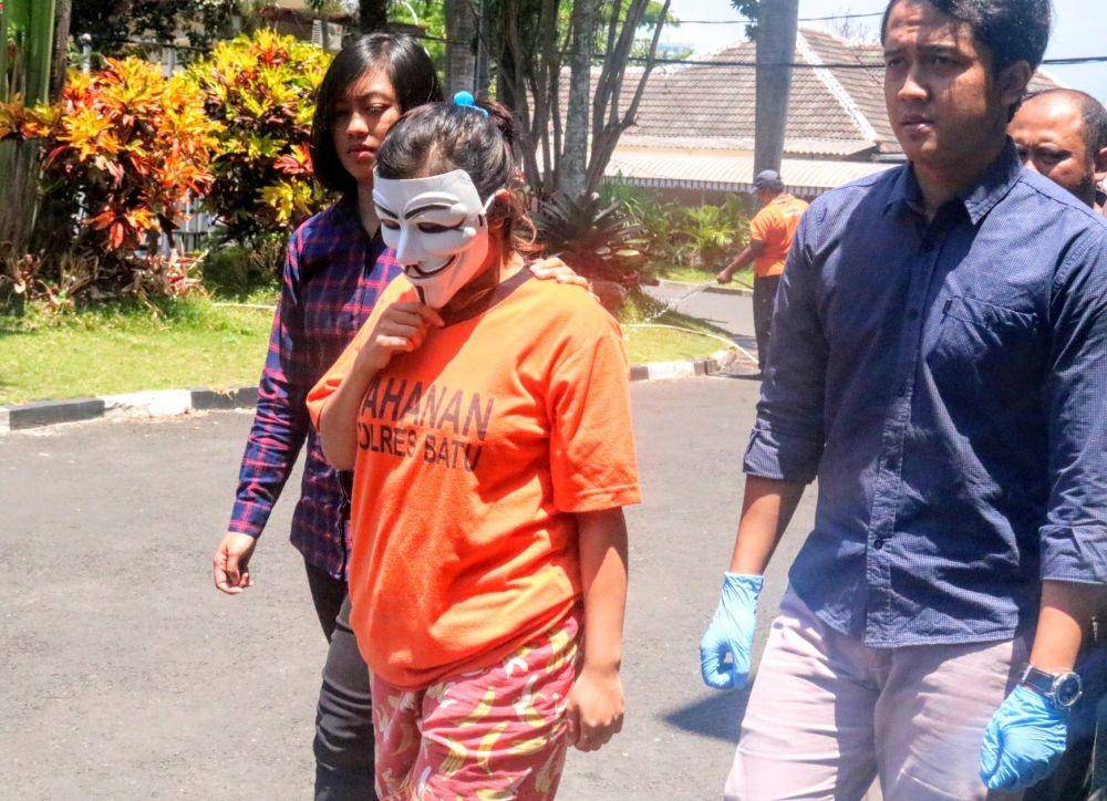 Mucikari R menggunakan whatshap sebagai media untuk menawarkan jasa penyedia teman kencan. IDN Times/ Alfi Ramadana