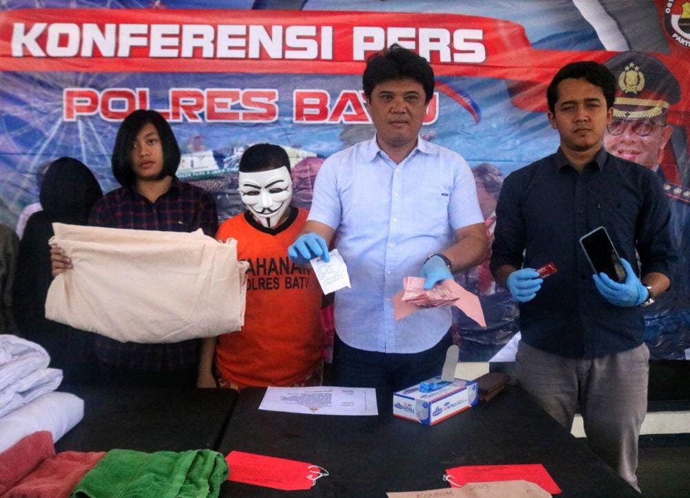 Polisi menunjukkan sejumlah barang bukti yang digunakan R untuk bertransaksi. IDN Times/ Alfi Ramadana