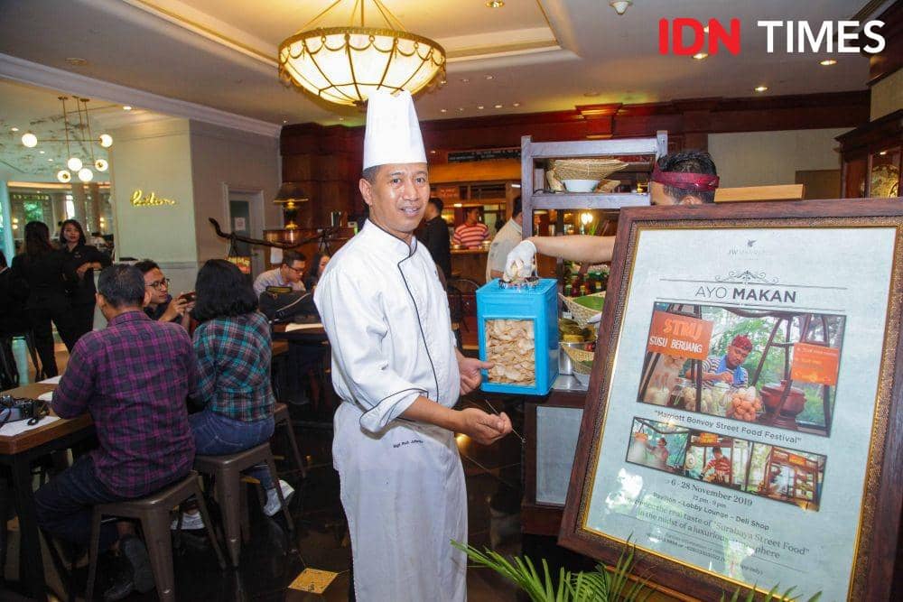 Sous Chef JW Marriott Surabaya, Sigit Rudi Julistio menjelaskan resep Ayo Makan di JW Marriott Hotel Surabaya (6/11). IDN Times/Reza Iqbal