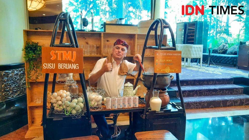 General Manager JW Marriott Surabaya Stephan George Winkler sedang berpose sebagai penjual STMJ dalam festival Ayo Makan (6/11). IDN Times/Reza Iqbal