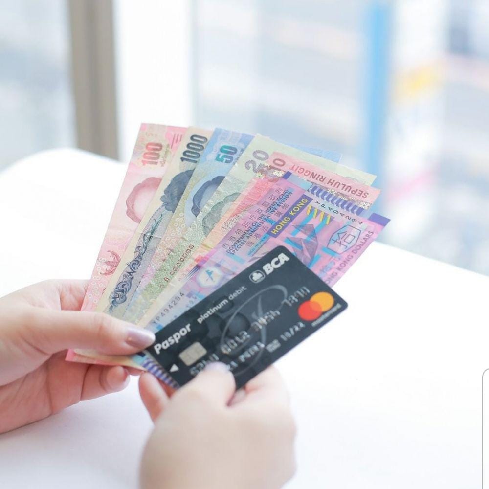 Ilustrasi uang dan kartu ATM BCA (Sumber: Instagram/goodlifebca)