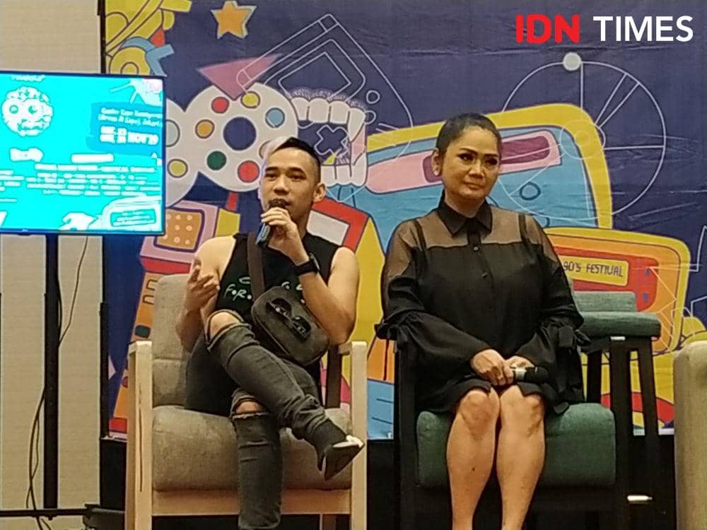 Ikmal CLOSE FRIENDS (kiri) dan Vina Panduwinata (kanan) menjelaskan perihal kolaborasi. 6 November 2019. IDN Times/Nadia Umara
