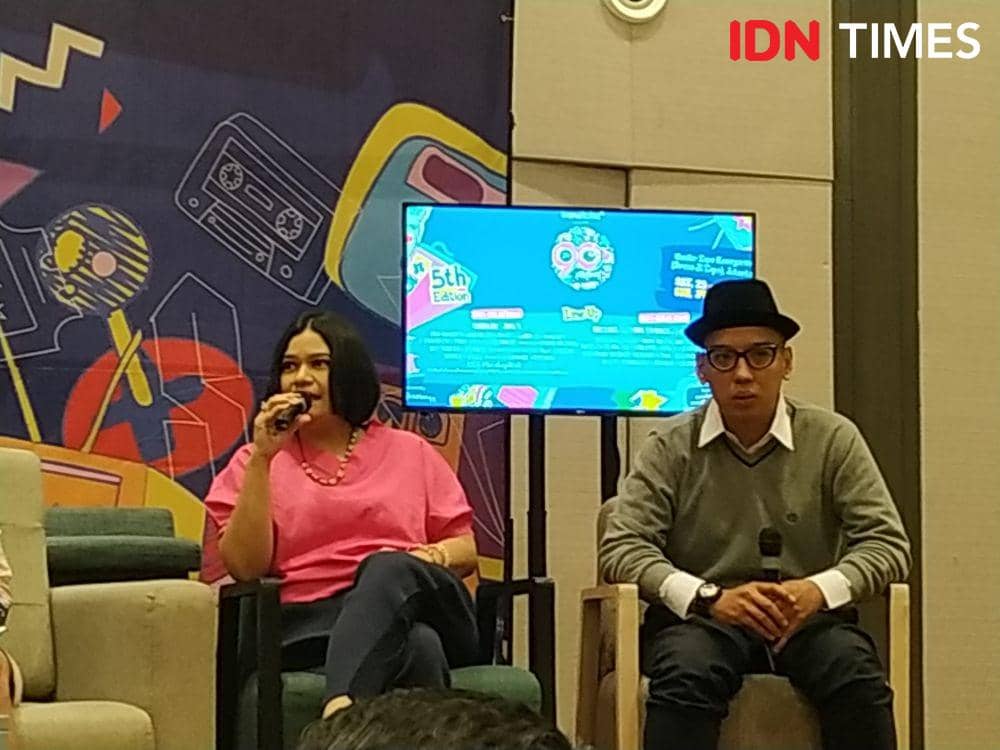 Fla (kiri) dan Anton (kanan) personil Tofu menjelaskan tentang panggung reunian. 6 November 2019. IDN Times/Nadia Umara
