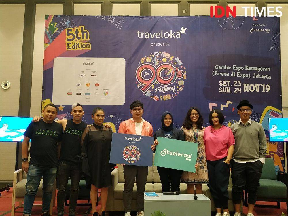(ki-ka) CLOSE FRIENDS, Vina Panduwinata, Terry Santoso Head of Marketing Traveloka Xperience, Arinda Mentari Putri Promotor The 90's Festival, Sinta Setyaningsih Head of PR OVO dan Tofu dalam Press Conference The 90's Festival. 6 November 2019. IDN Times/Nadia Umara
