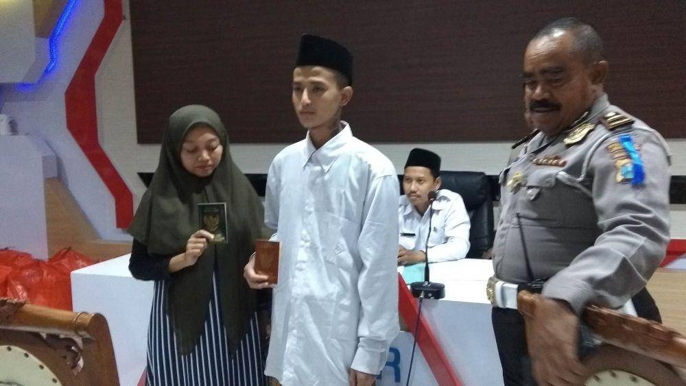 DB dan RN menunjukkan buku nikah. IDN Times/Imron