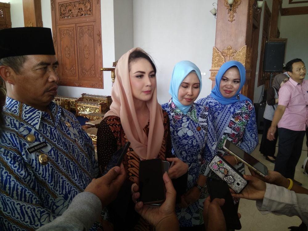 Ketua Dekranasda Jatim Arumi Bachsin Elistianto Dardak (dua dari kiri) saat memberikan keterangan kepada sejumlah jurnalis usai pengukuhan pengurus Dekranasda Kabupaten Madiun, Rabu (6/11). IDN Times/Nofika Dian Nugroho