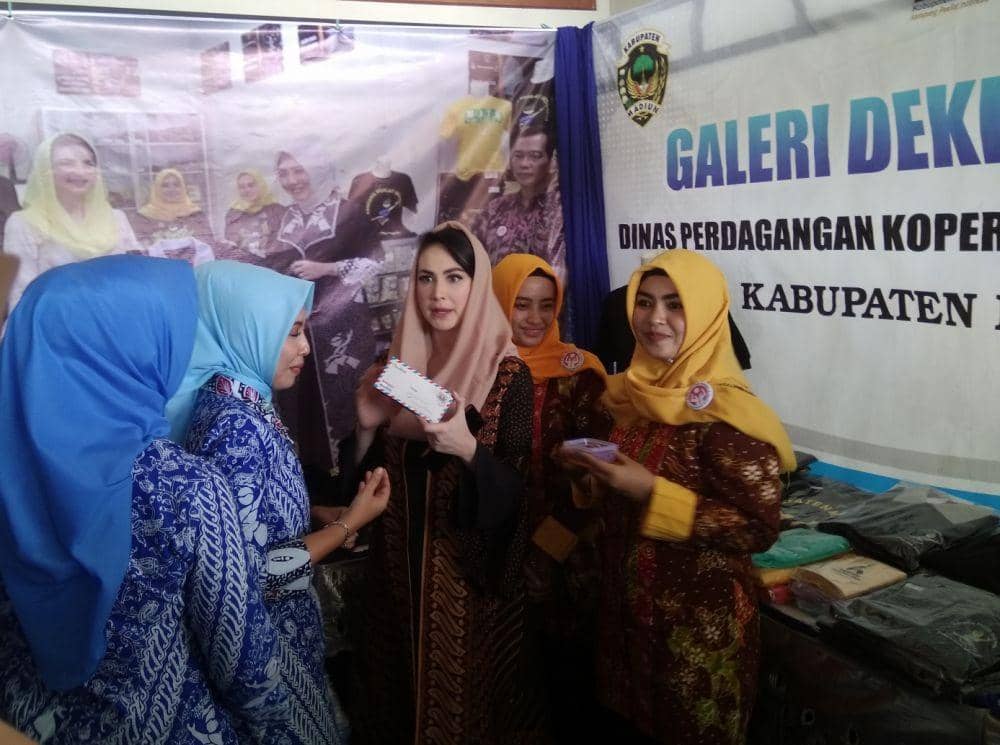 Ketua Dekranasda Jatim Arumi Bachsin Elistianto Dardak (tengah) sedang meninjau stan UMKM di Pendapa Ronggo Djumeno Kabupaten Madiun, Rabu (6/11).IDN Times/Nofika Dian Nugroho