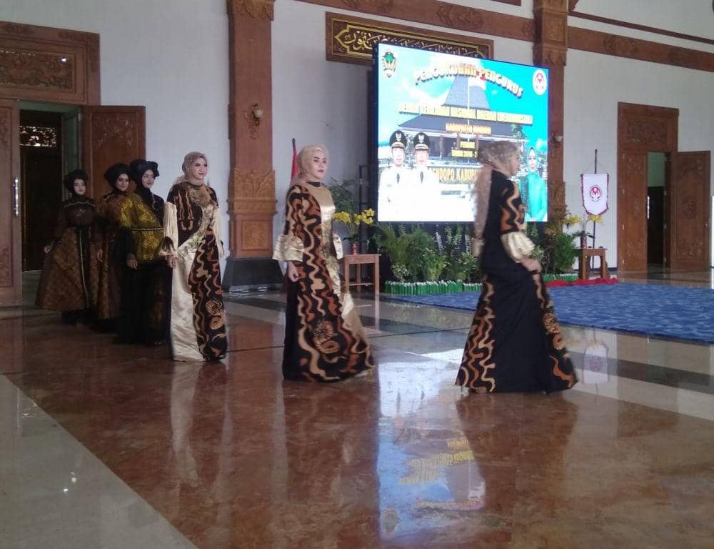 Peragaan fashion Show batik dalam pengukuhan pengurus Dekranasda Kabupaten Madiun di Pendapa Ronggo Djumeno Kabuoaten Madiun, Rabu (6/11).IDN Times/Nofika Dian Nugroho