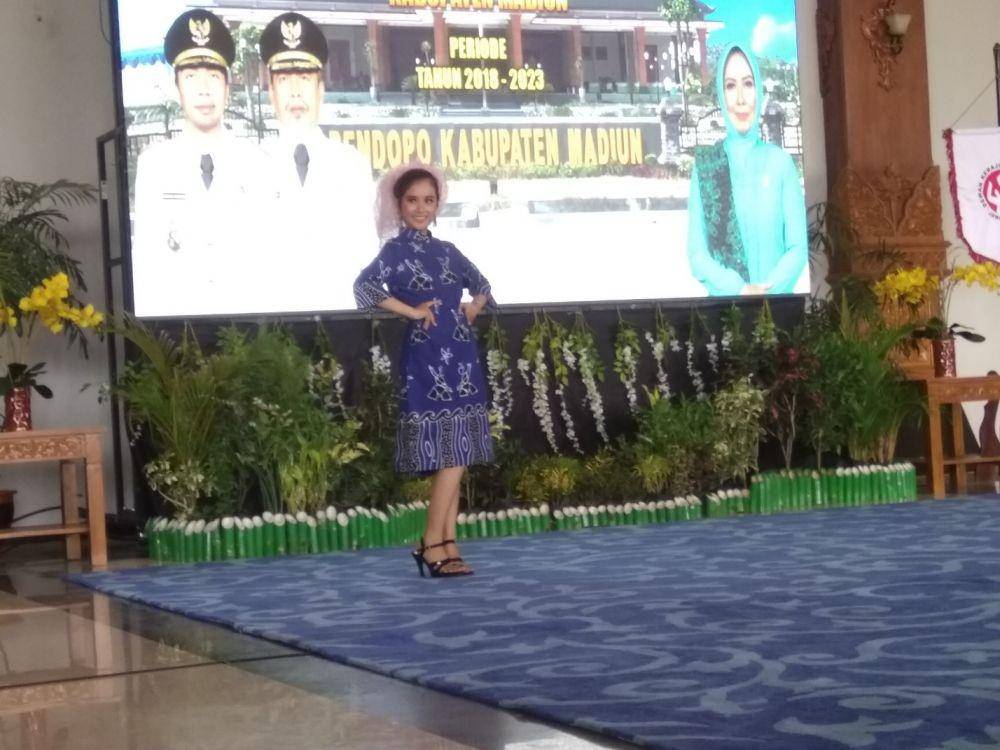 Peragaan fashion show batik dengan motif 'Kampung Pesilat' di Pendapa Ronggo Djumeno, Kabupaten Madiun. IDN Times/Nofika Dian Nugroho
