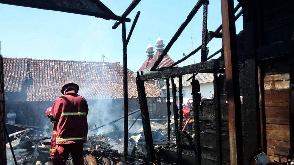 Petugas pemadam kebakaran memadamkan api yang membakar tiga rumah milik warga Bojonegoro. IDN Times/Dok. BPBD Kabupaten Bojonegoro