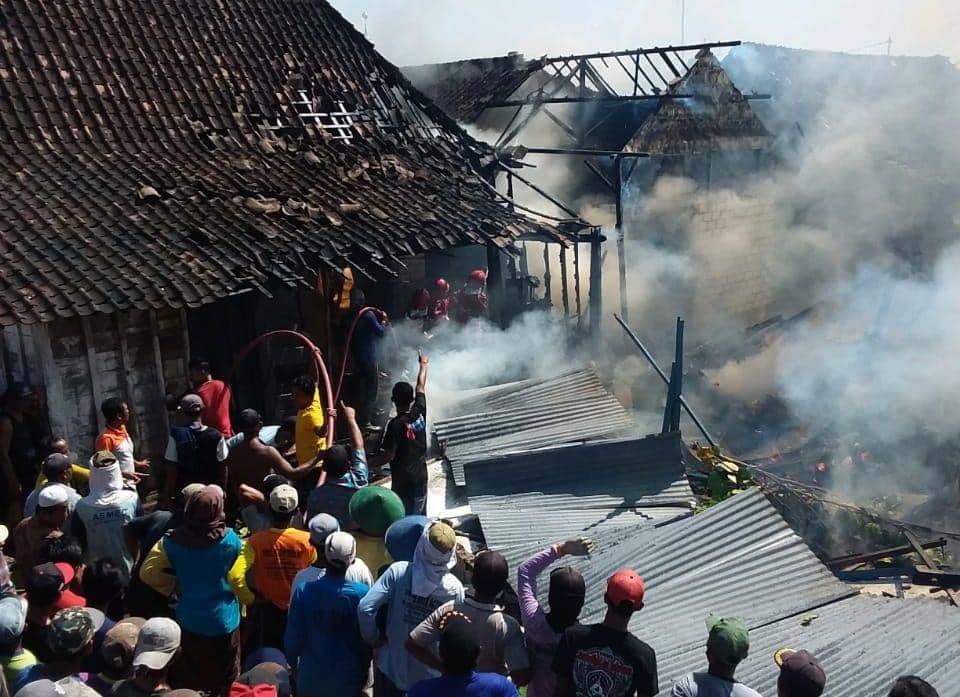 Petugas pemadam kebakaran memadamkan api yang membakar tiga rumah milik warga Bojonegoro. IDN Times/Dok. BPBD Kabupaten Bojonegoro