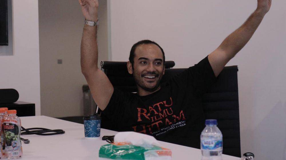 Ario Bayu, Giulio, dan Hannah Al Rashid saat mengunjungi kantor IDN Media HQ, Jakarta, (6/11). Dok. Ratu Ilmu Hitam