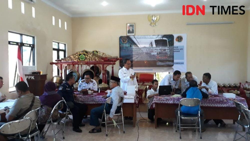 Warga Desa Kaligintung tolak besaran ganti rugi tanah untuk jalur jereta api Bandara YIA, Rabu Rabu (6/11). IDN Times/Daruwaskita