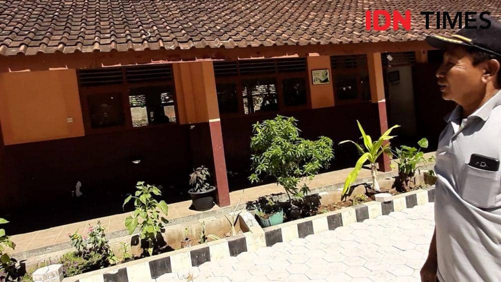 Penjaga sekolah SD Gedangklutuk, Gunungkidul, Sugiyono. IDN Times/Daruwaskita