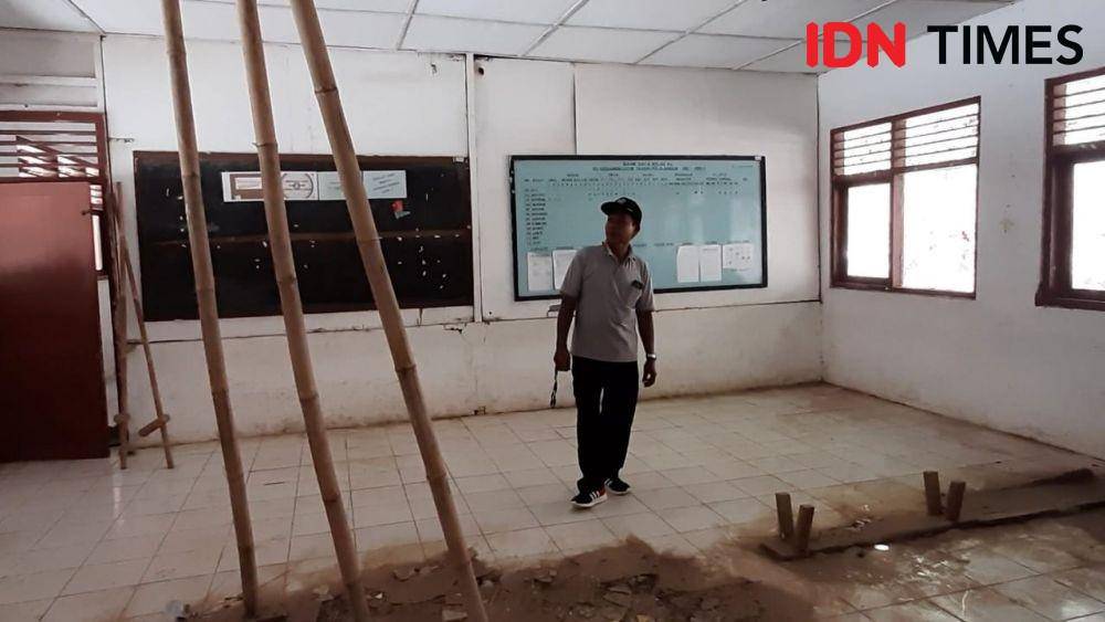Kayu tulangan penyangga atap di SD Gedangklutuk, Gunungkidul, terpaksa disangga dengan bambu agar tidak runtuh. IDN Times/Daruwaskita