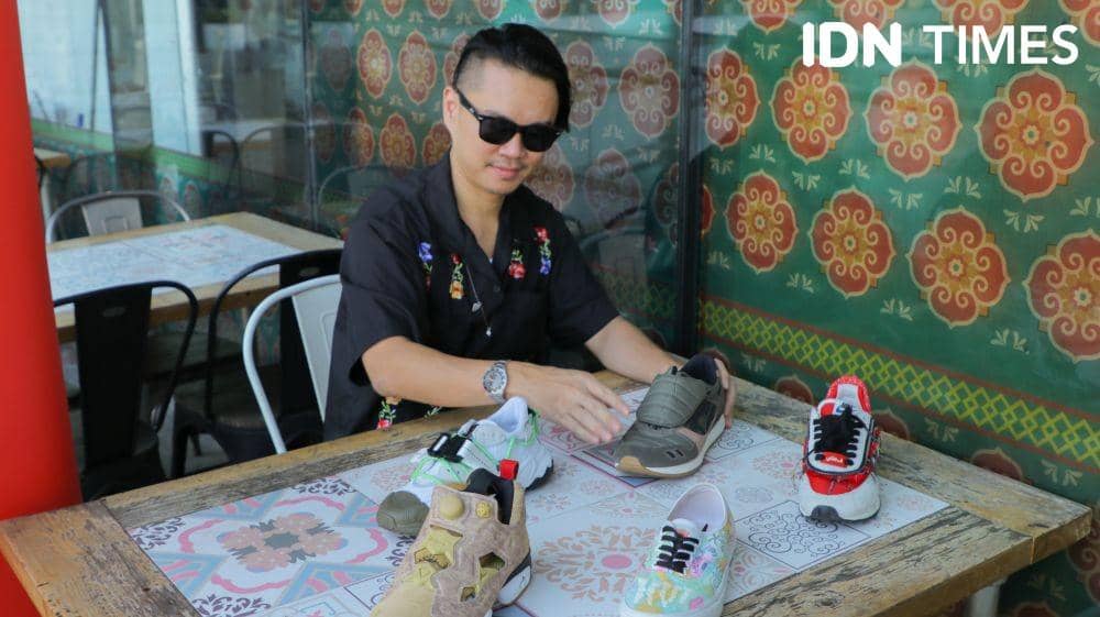 Sepatu-sepatu hasil kerjasama dengan brand lain yang dipamerkan pada media (6/11). IDN TImes/Naufal Al Rahman
