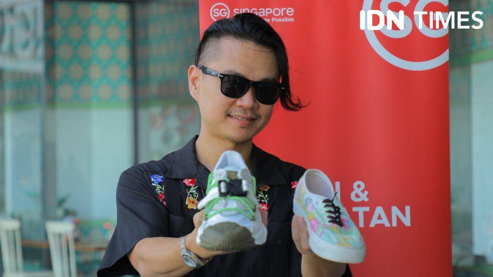 Mark Ong, seniman sneakers jalanan dengan karyanya di Pakuwon Mall (6/11). IDN TImes/Naufal Al Rahman