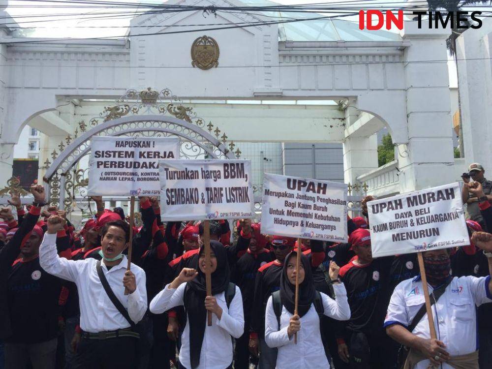 Buruh di Sumut menolak kenaikan UMP sebesar 8,51 persen (IDN Times/Prayugo Utomo)