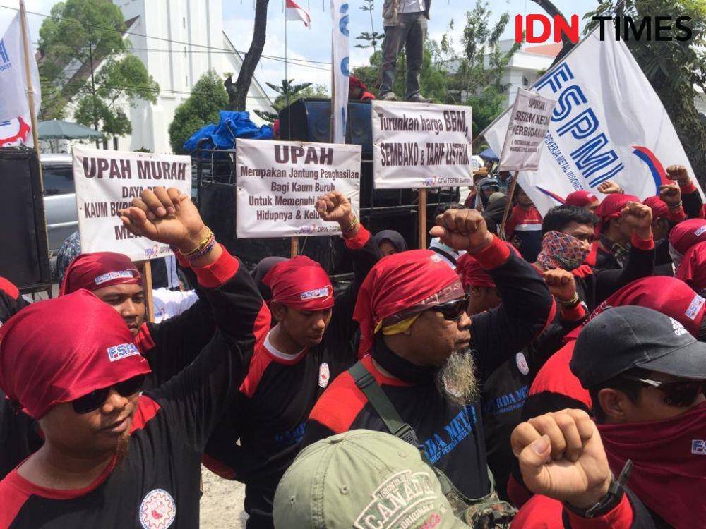 Buruh di Sumut menolak kenaikan UMP sebesar 8,51 persen (IDN Times/Prayugo Utomo)