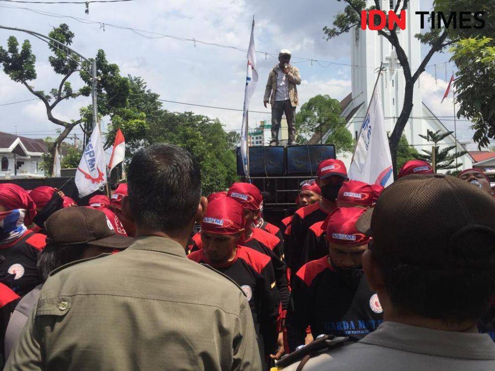 Buruh di Sumut menolak kenaikan UMP sebesar 8,51 persen (IDN Times/Prayugo Utomo)