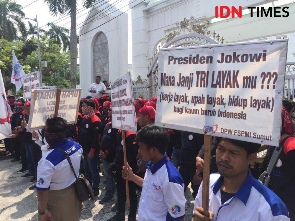 Buruh di Sumut menolak kenaikan UMP sebesar 8,51 persen (IDN Times/Prayugo Utomo)
