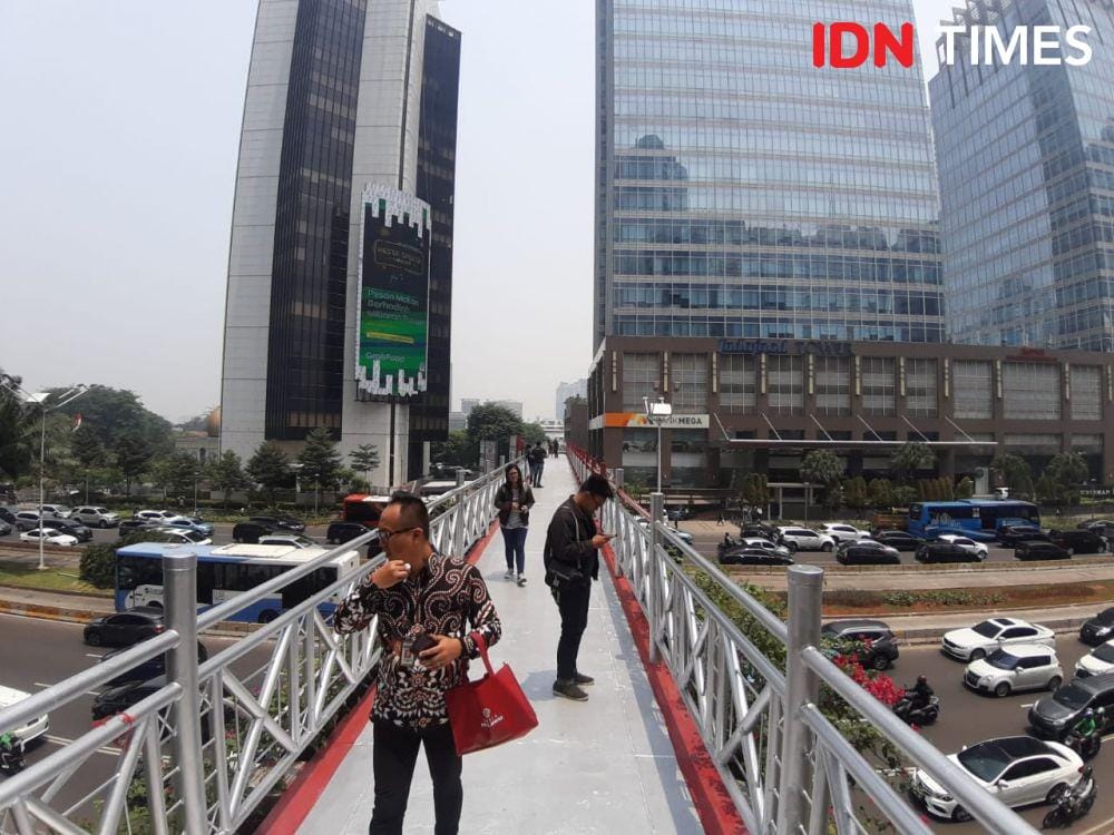 JPO Sudirman tanpa atap (IDN Times/Gregorius Aryodamar P)
