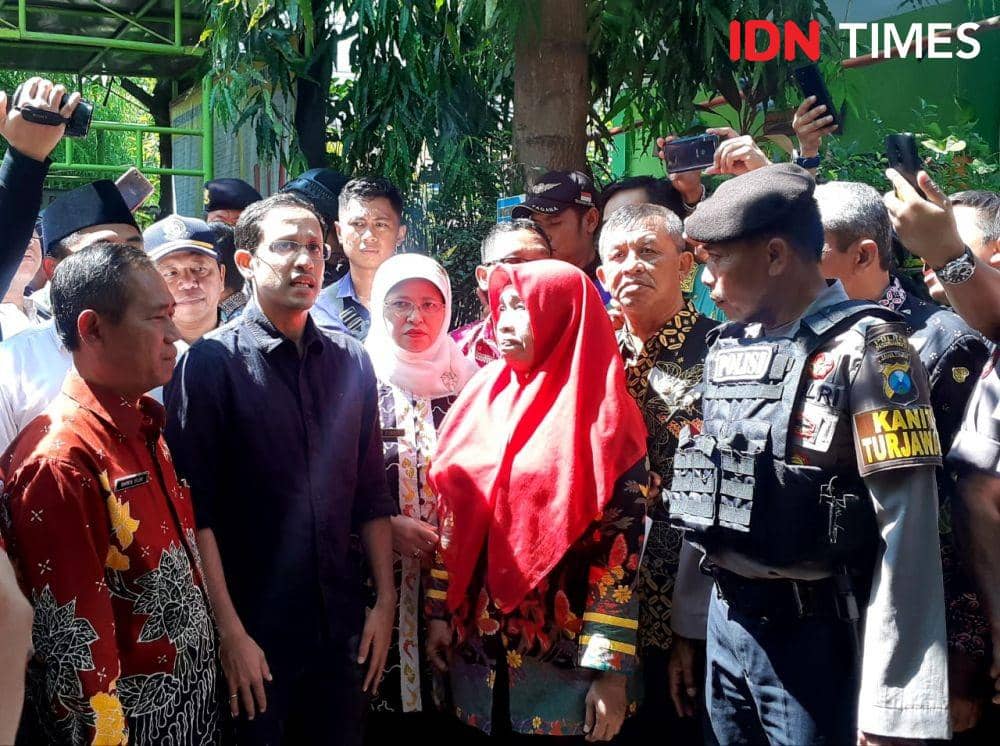 Mendikbud, Nadiem Makarim saat mengunjungi SDN Gentong 1 Pasuruan, Kamis (7/11). IDN Times/Ardiansyah Fajar