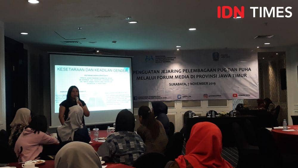 Sri Wahyuni sebagai Pakar Gender di Acara Penguatan Jejaring Pelembagaan PUG dan PUHA Melalui Forum Media di Provinsi Jawa Timur. 7 November 2019. IDN Times/Fajar Laksmita Dewi