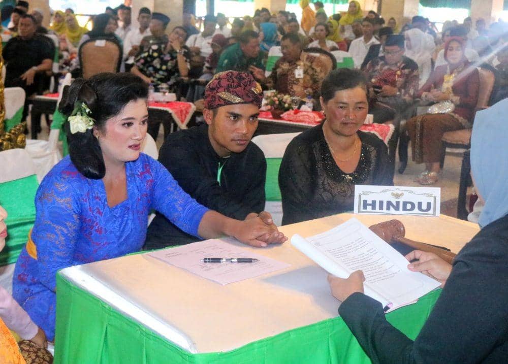 Prosesi nikah massal puluhan pasangan di Pendopo Kabupaten Malang, Jumat (8/11/2019). IDN Times/ Alfi Ramadana