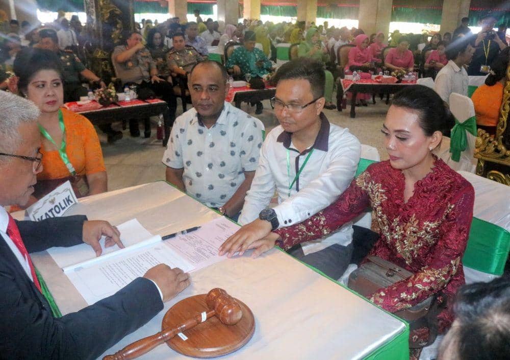 Prosesi nikah massal ratusan pasangan di pendopo Kabupaten Malang, Jumat (8/11/2019). IDN Times/ Alfi Ramadana
