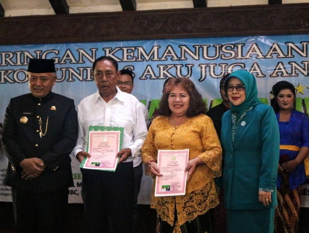Pasangan Maheru Data dan Kristiana merasa terbantu dengan adnaya nikah massal di pendopo Kabupaten Malang, Jumat (8/11/2019). IDN Times/ Alfi Ramadana