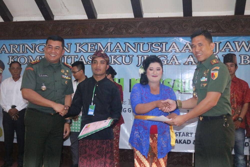 Peserta nikah massal mendapatkan dokumen resmi pernikahan mereka di pendopo kab. Malang, Jumat (8/11/2019). IDN Times/ Alfi Ramadana