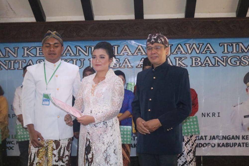 Pasangan Reno dan Sina saat mendapat dokumen resmi usai menjalani akad nikah di pendopo Kabupaten Malang, Jumat (8/11/2019). IDN Times/ Alfi Ramadana
