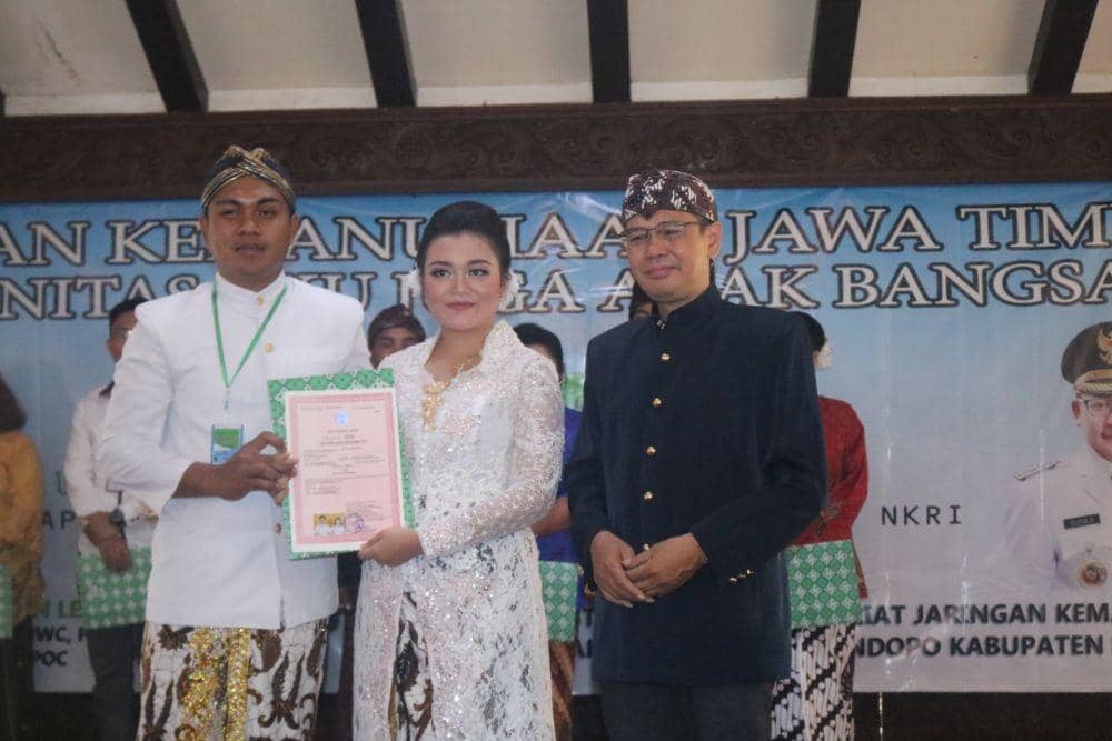 Peserta nikah massal mendapat dokumen resmi tanda pernikahan mereka, Jumat (8/11). IDN Times/ Alfi Ramadana