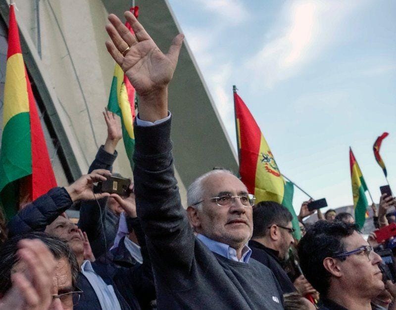 Mantan presiden Bolivia Carlos Mesa dan calon presiden untuk Citizen Community melambaikan tangan dalam sebuah reli di La Paz, Bolivia, pada 27 Oktober 2019. ANTARA FOTO/REUTERS/David Mercado