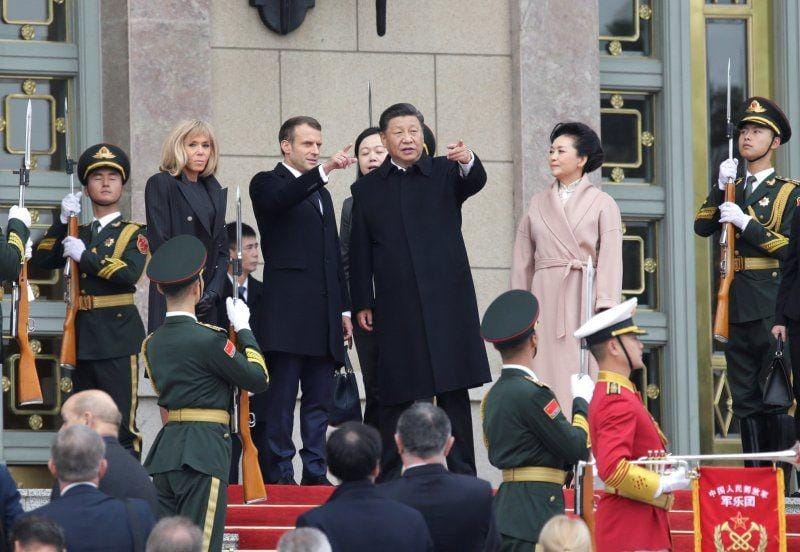 Presiden Tiongkok Xi Jinping berbicara dengan Presiden Prancis Emmanuel Macron setelah upacara penyambutan di Balai Agung Rakyat di Beijing, Tiongkok, pada 6 November 2019. ANTARA FOTO/REUTERS/Jason Lee