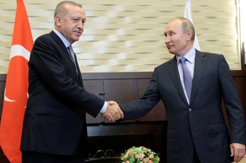 Presiden Rusia Vladimir Putin berjabat tangan dengan Presiden Turki Recep Tayyip Erdogan saat keduanya bertemu di resor laut Hitam Sochi, Rusia, pada 22 Oktober 2019. ANTARA FOTO/Sputnik/Mikhail Metzel/Kremlin via REUTERS